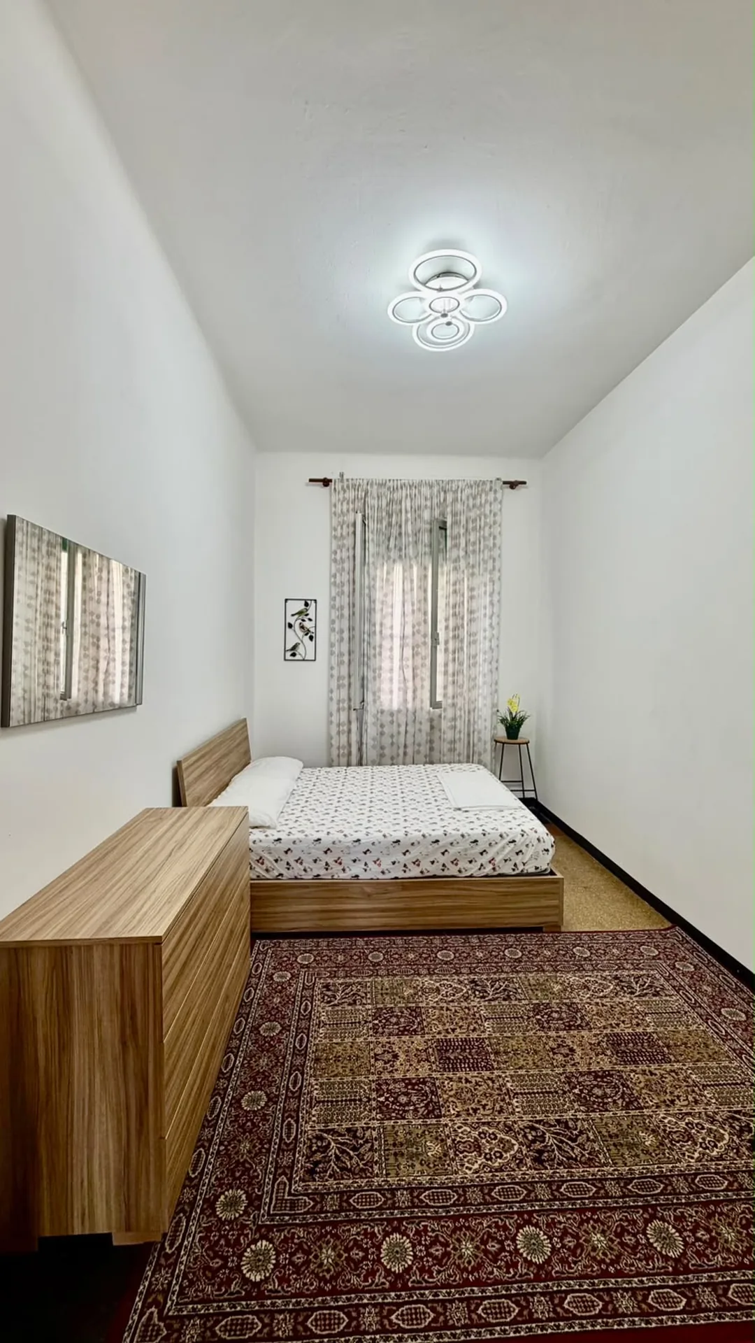 Camera con letto e panca in legno